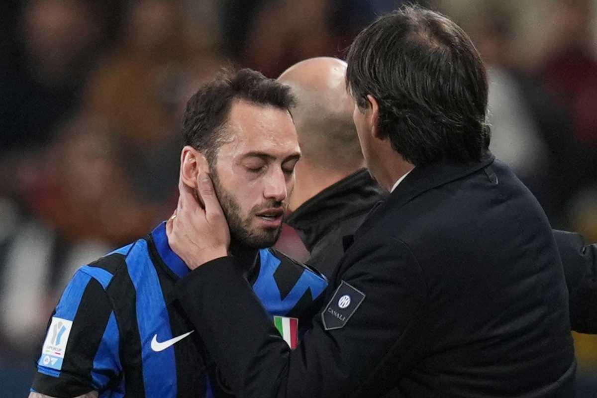 Inter: inzaghi abbraccia Calhanoglu dopo l'infortunio