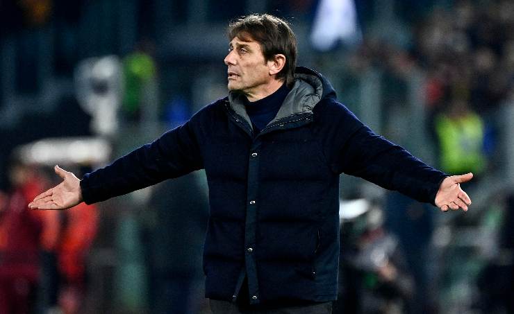 Antonio Conte a braccia aperte