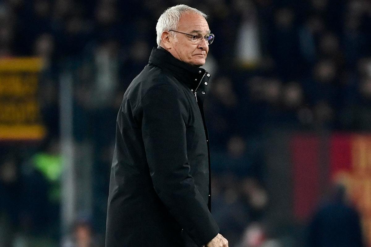 Claudio Ranieri passeggia e guarda alla sua destra