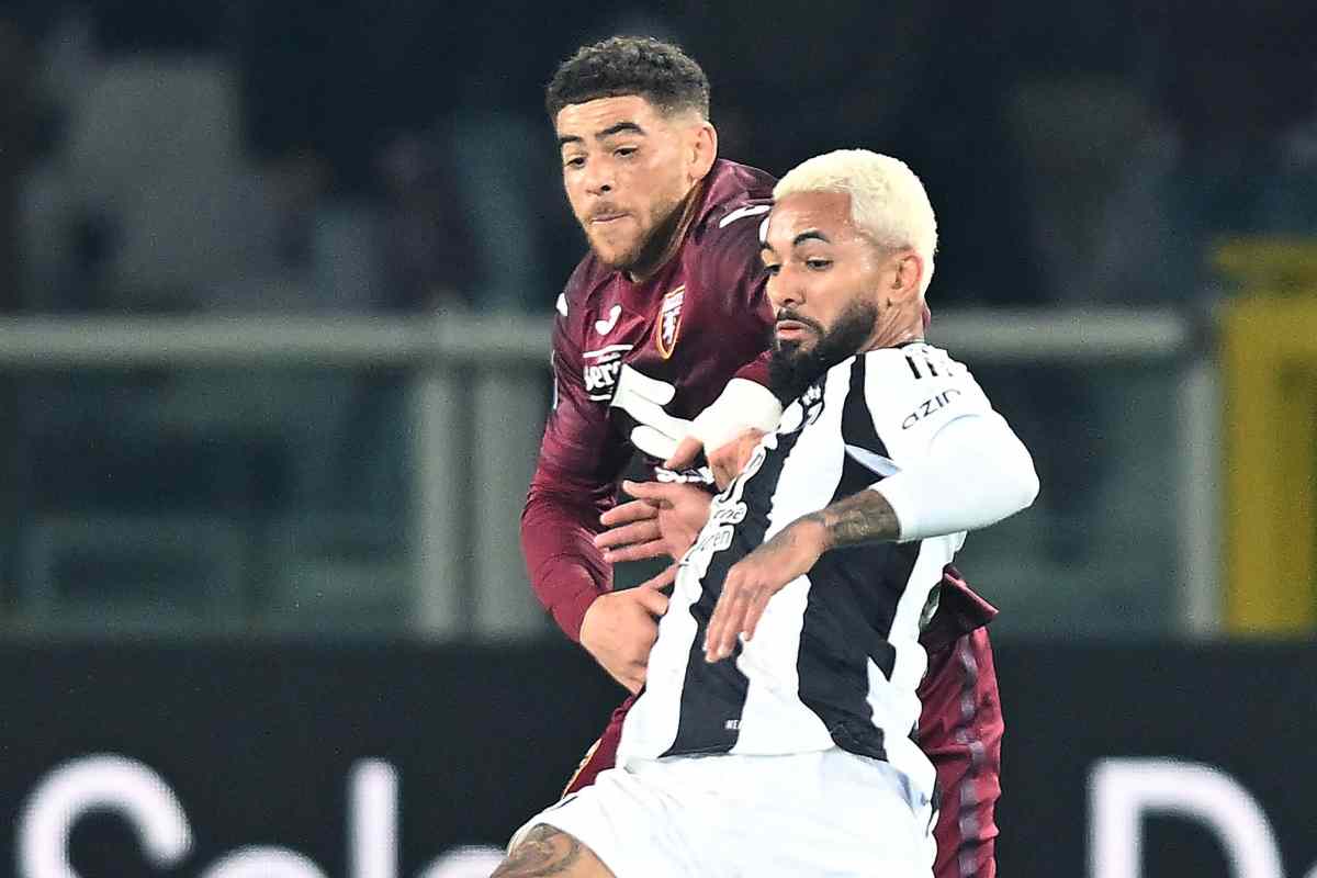 douglas luiz nel derby in un contrasto