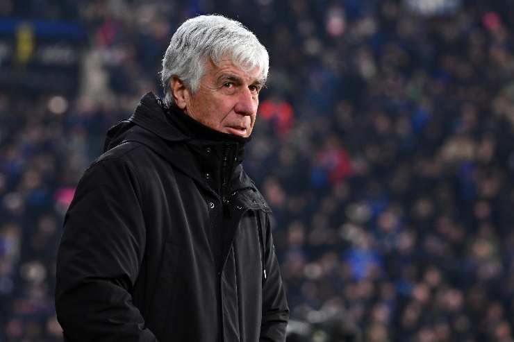 gasperini si copre dal freddo in panchina