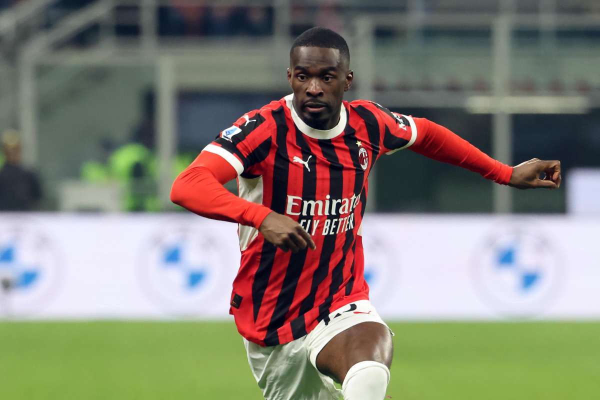 tomori in azione con la maglia del milan